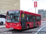 Tower Transit DM44168 na cidade de London, Greater London, Inglaterra, por Fábio Takahashi Tanniguchi. ID da foto: :id.