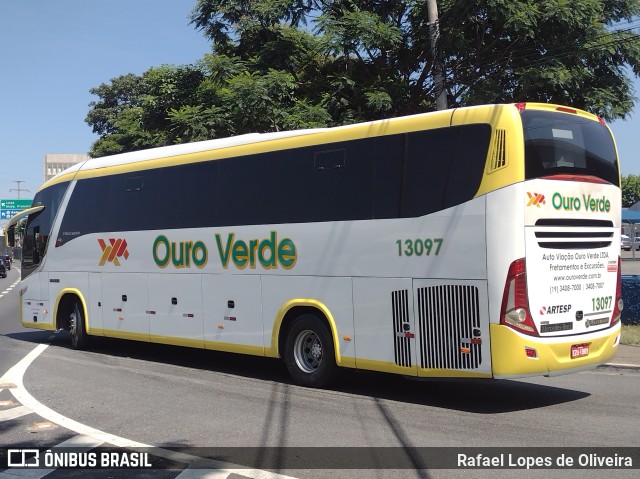 Auto Viação Ouro Verde 13097 na cidade de São Paulo, São Paulo, Brasil, por Rafael Lopes de Oliveira. Número da foto: #9799961.