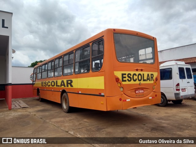 Escolares AKE8895 na cidade de Miracema do Tocantins, Tocantins, Brasil, por Gustavo Oliveira da Silva. ID da foto: 9933643.