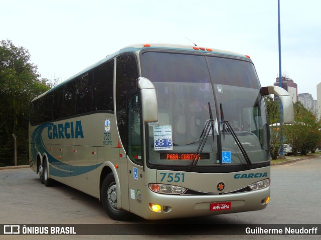 Viação Garcia 7551 na cidade de Curitiba, Paraná, Brasil, por Guilherme Neudorff. ID da foto: 9955890.