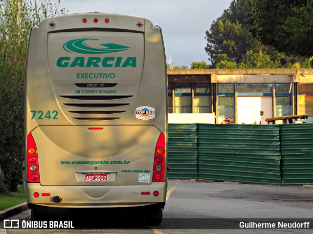 Viação Garcia 7242 na cidade de Curitiba, Paraná, Brasil, por Guilherme Neudorff. Número da foto: #9955492.