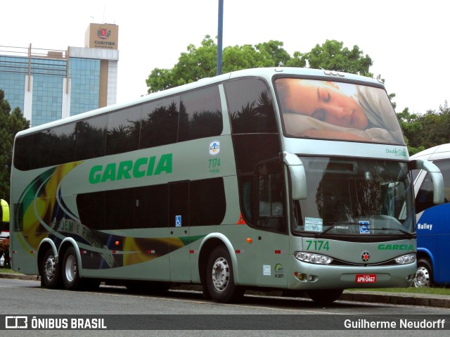 Viação Garcia 7174 na cidade de Curitiba, Paraná, Brasil, por Guilherme Neudorff. ID da foto: 9955304.