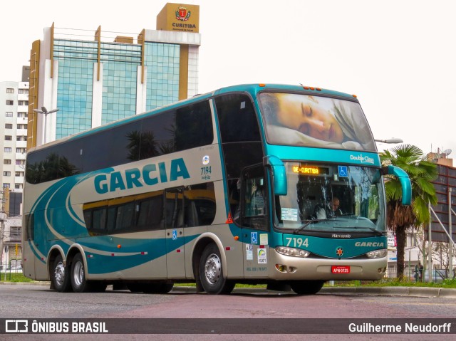 Viação Garcia 7194 na cidade de Curitiba, Paraná, Brasil, por Guilherme Neudorff. Número da foto: #9955311.