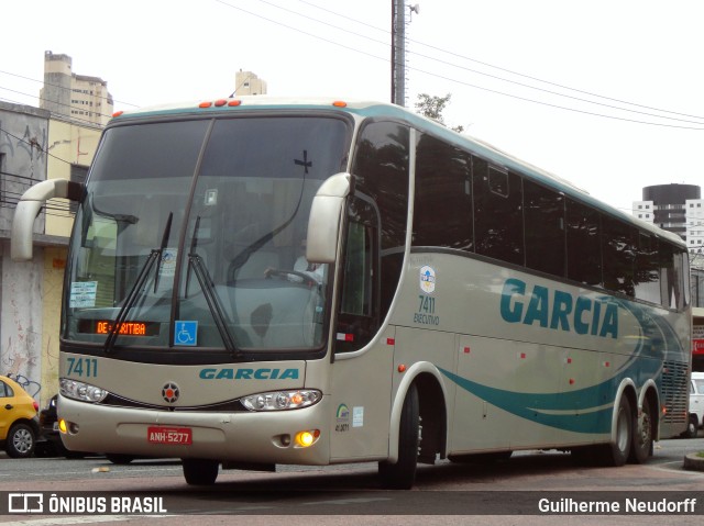 Viação Garcia 7411 na cidade de Curitiba, Paraná, Brasil, por Guilherme Neudorff. Número da foto: #9955842.