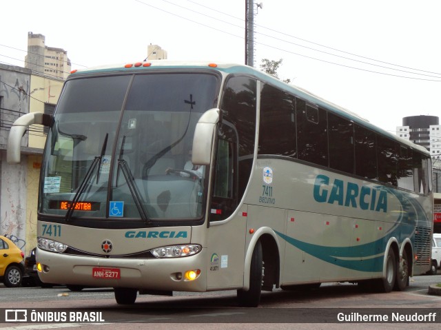 Viação Garcia 7411 na cidade de Curitiba, Paraná, Brasil, por Guilherme Neudorff. ID da foto: 9955842.