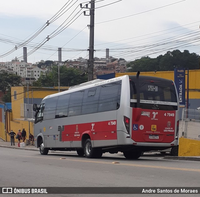 Pêssego Transportes 4 7049 na cidade de São Paulo, São Paulo, Brasil, por Andre Santos de Moraes. ID da foto: 9882428.