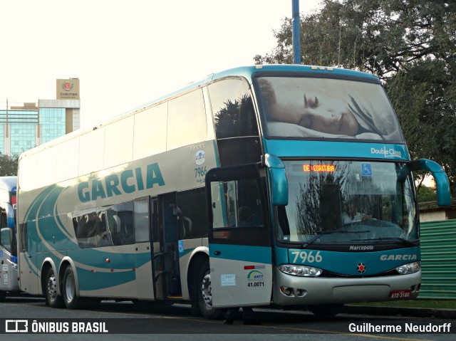 Viação Garcia 7966 na cidade de Curitiba, Paraná, Brasil, por Guilherme Neudorff. Número da foto: #9957246.