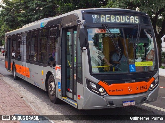 TRANSPPASS - Transporte de Passageiros 8 1592 na cidade de São Paulo, São Paulo, Brasil, por Guilherme  Palma. ID da foto: 9887470.