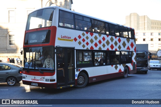 Lothian Buses 573 na cidade de Edinburgh, Edinburgh, Escócia, por Donald Hudson. ID da foto: 9893221.