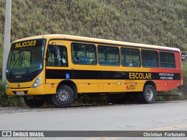 Escolares  na cidade de Viçosa, Minas Gerais, Brasil, por Christian  Fortunato. Número da foto: #9988031.