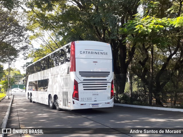 Auto Viação Catarinense 321300 na cidade de São Paulo, São Paulo, Brasil, por Andre Santos de Moraes. Número da foto: #9993931.