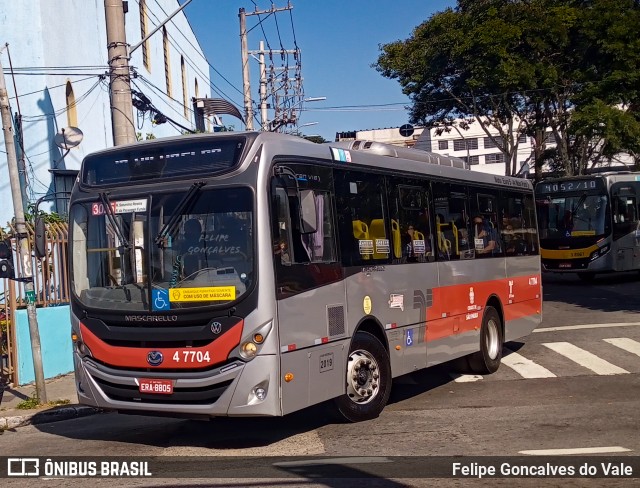 Pêssego Transportes 4 7704 na cidade de São Paulo, São Paulo, Brasil, por Felipe Goncalves do Vale. Número da foto: #9999147.