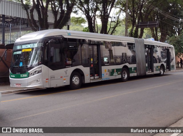 Via Sudeste Transportes S.A. 5 2151 na cidade de São Paulo, São Paulo, Brasil, por Rafael Lopes de Oliveira. ID da foto: 10001400.