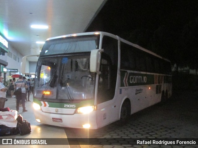 Empresa Gontijo de Transportes 21015 na cidade de Governador Valadares, Minas Gerais, Brasil, por Rafael Rodrigues Forencio. ID da foto: 10001720.