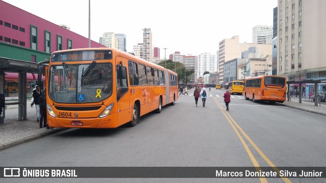 Expresso Azul JI604 na cidade de Curitiba, Paraná, Brasil, por Marcos Donizete Silva Junior. ID da foto: 10019499.