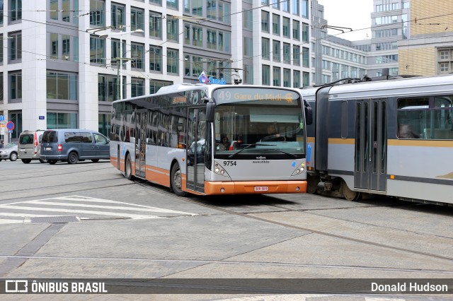 STIB - Société des Transports Intercommunaux de Bruxelles 9754 na cidade de Brussels, Brussels, Bélgica, por Donald Hudson. Número da foto: #10030209.