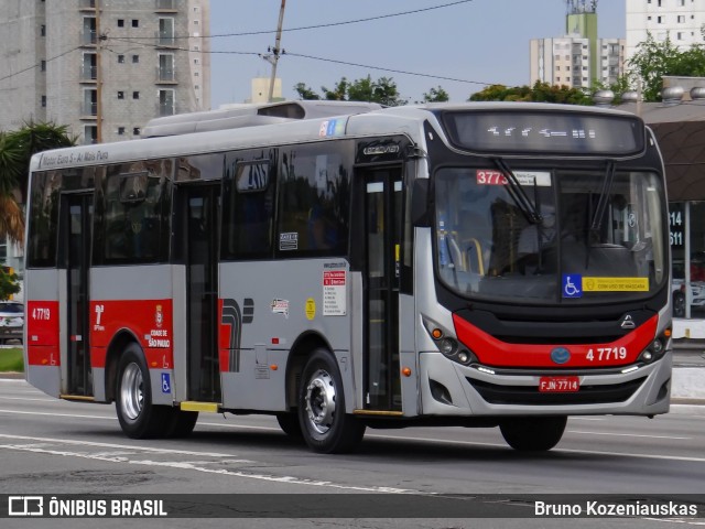 Pêssego Transportes 4 7719 na cidade de São Paulo, São Paulo, Brasil, por Bruno Kozeniauskas. ID da foto: 10029638.