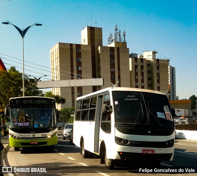 Ônibus Particulares 5851 na cidade de Taboão da Serra, São Paulo, Brasil, por Felipe Goncalves do Vale. Número da foto: #10035780.