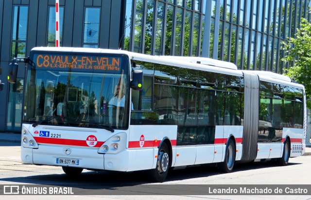 Transports en commun lyonnais - TCL - SYTRAL 2221 na cidade de Vaulx-en-Velin, Lyon, Auvergne-Rhône-Alpes, França, por Leandro Machado de Castro. Número da foto: #9968885.