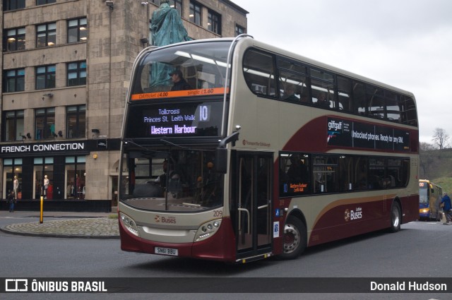 Lothian Buses 209 na cidade de Edinburgh, Edinburgh, Escócia, por Donald Hudson. ID da foto: 9978031.