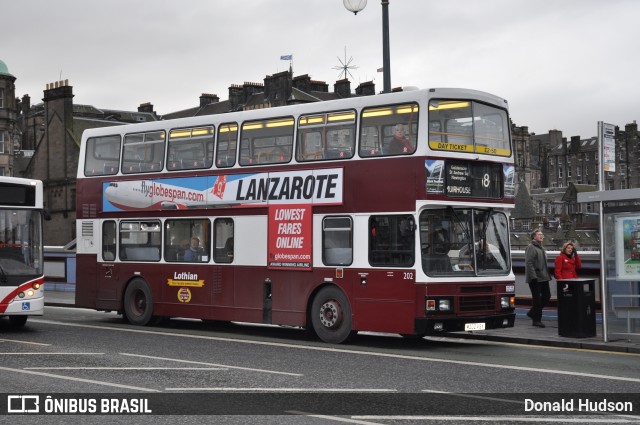 Lothian Buses 202 na cidade de Edinburgh, Edinburgh, Escócia, por Donald Hudson. Número da foto: #9978025.