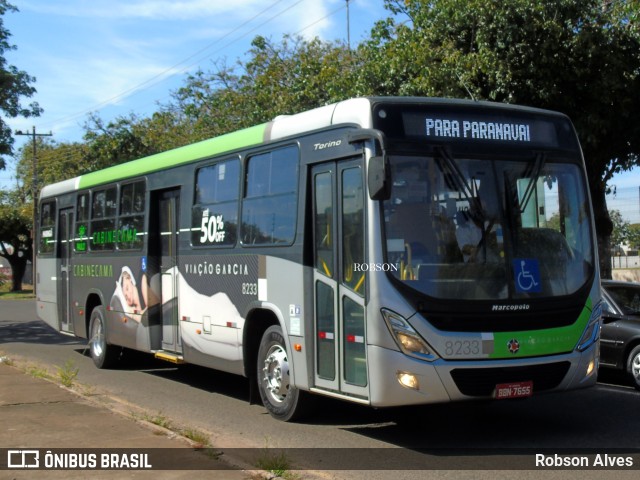 Viação Garcia 8233 na cidade de Paranavaí, Paraná, Brasil, por Robson Alves. ID da foto: 9982760.