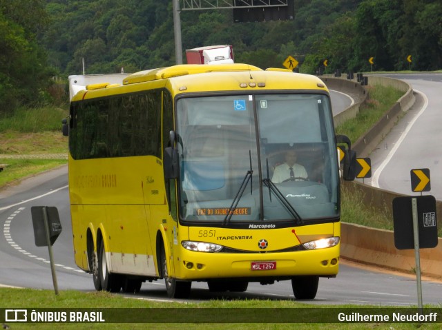 Viação Itapemirim 5851 na cidade de Quatro Barras, Paraná, Brasil, por Guilherme Neudorff. Número da foto: #10091591.