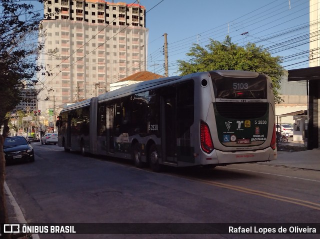 Via Sudeste Transportes S.A. 5 2830 na cidade de São Paulo, São Paulo, Brasil, por Rafael Lopes de Oliveira. Número da foto: #10090605.