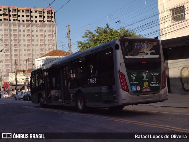 Via Sudeste Transportes S.A. 5 1063 na cidade de São Paulo, São Paulo, Brasil, por Rafael Lopes de Oliveira. Número da foto: #10092923.