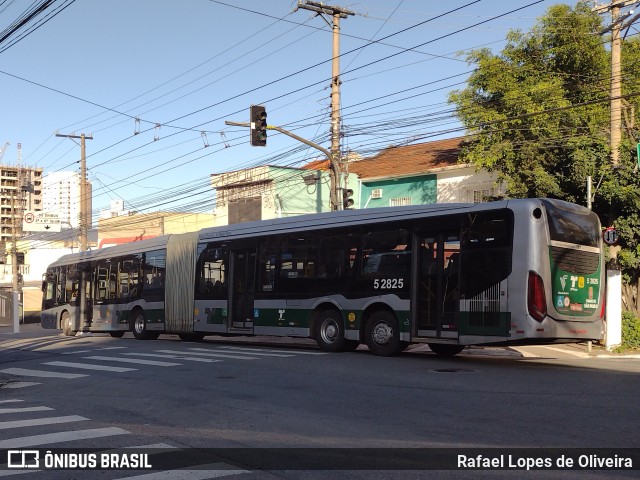 Via Sudeste Transportes S.A. 5 2825 na cidade de São Paulo, São Paulo, Brasil, por Rafael Lopes de Oliveira. ID da foto: 10092970.