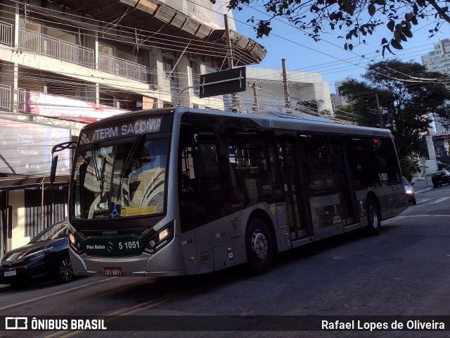 Via Sudeste Transportes S.A. 5 1051 na cidade de São Paulo, São Paulo, Brasil, por Rafael Lopes de Oliveira. Número da foto: #10092944.