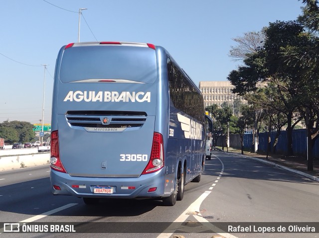 Viação Águia Branca 33050 na cidade de São Paulo, São Paulo, Brasil, por Rafael Lopes de Oliveira. ID da foto: 10102348.