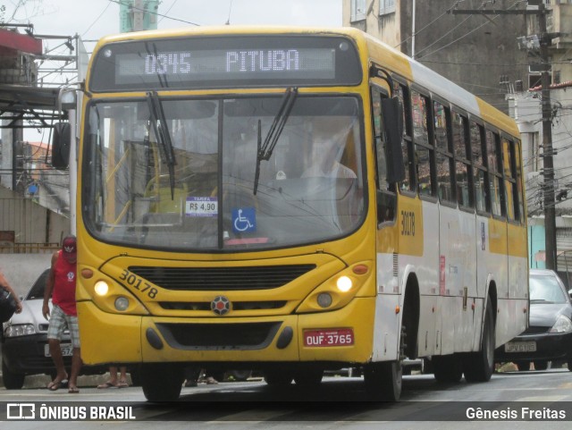 Plataforma Transportes 30178 na cidade de Salvador, Bahia, Brasil, por Gênesis Freitas. ID da foto: 10122992.