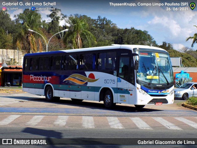 Piccolotur Transportes Turísticos 5075 na cidade de Campo Limpo Paulista, São Paulo, Brasil, por Gabriel Giacomin de Lima. Número da foto: #10122054.