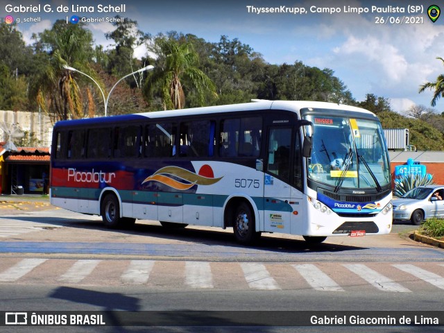 Piccolotur Transportes Turísticos 5075 na cidade de Campo Limpo Paulista, São Paulo, Brasil, por Gabriel Giacomin de Lima. ID da foto: 10122054.