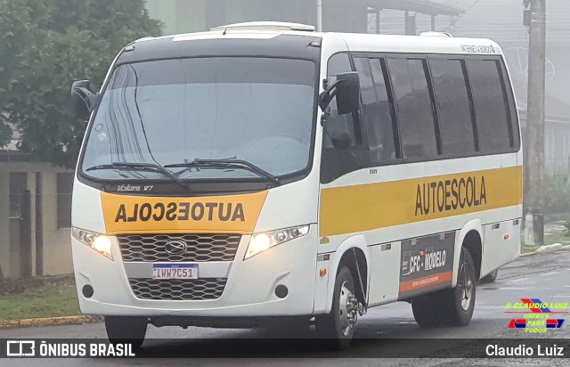Ônibus Particulares AUTOESCOLA na cidade de Gramado, Rio Grande do Sul, Brasil, por Claudio Luiz. Número da foto: #10070332.