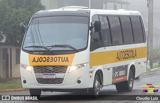 Ônibus Particulares AUTOESCOLA na cidade de Gramado, Rio Grande do Sul, Brasil, por Claudio Luiz. ID da foto: 10070332.