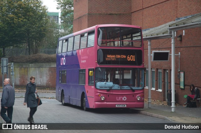 Uno - University Bus 273 na cidade de Welwyn Garden City, Hertfordshire, Inglaterra, por Donald Hudson. Número da foto: #10071815.
