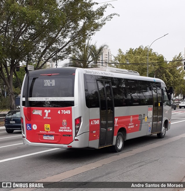 Pêssego Transportes 4 7049 na cidade de São Paulo, São Paulo, Brasil, por Andre Santos de Moraes. ID da foto: 10075664.