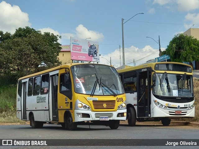 Grande Ocidental 008 na cidade de Luziânia, Goiás, Brasil, por Jorge Oliveira. Número da foto: #10180191.