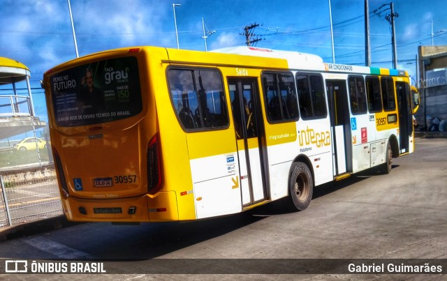 Plataforma Transportes 30957 na cidade de Salvador, Bahia, Brasil, por Gabriel Guimarães. Número da foto: #10185204.
