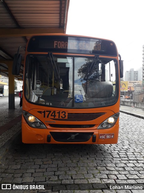 Expresso Azul 17413 na cidade de Curitiba, Paraná, Brasil, por Lohan Mariano. ID da foto: 10190912.