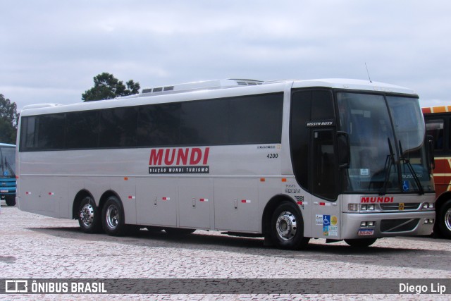Viação Mundi Turismo 4200 na cidade de Curitiba, Paraná, Brasil, por Diego Lip. Número da foto: #10193351.