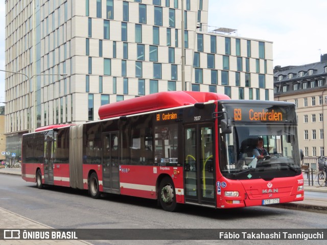 Keolis Sverige AB 7037 na cidade de Stockholm, Stockholm, Suécia, por Fábio Takahashi Tanniguchi. Número da foto: #10200661.