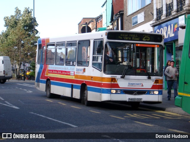 Stagecoach 32660 na cidade de Darlington, County Durham, Inglaterra, por Donald Hudson. Número da foto: #10209621.