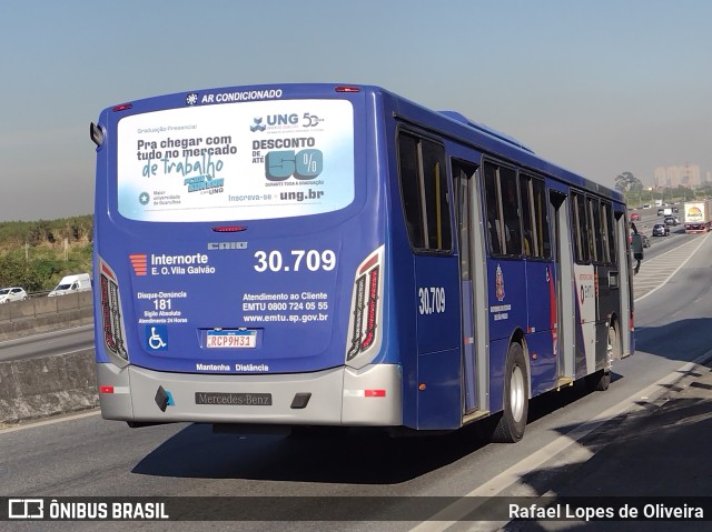 Empresa de Ônibus Vila Galvão 30.709 na cidade de Guarulhos, São Paulo, Brasil, por Rafael Lopes de Oliveira. ID da foto: 10213545.
