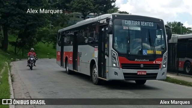 Pêssego Transportes 4 7024 na cidade de São Paulo, São Paulo, Brasil, por Alex Marques. ID da foto: 10217708.