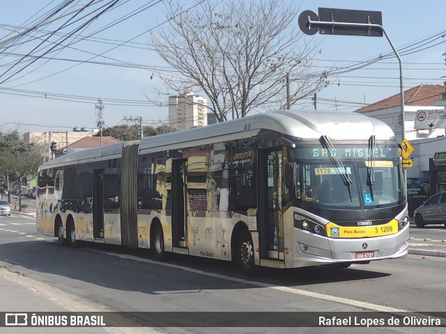 Viação Metrópole Paulista - Zona Leste 3 1209 na cidade de São Paulo, São Paulo, Brasil, por Rafael Lopes de Oliveira. Número da foto: #10224850.