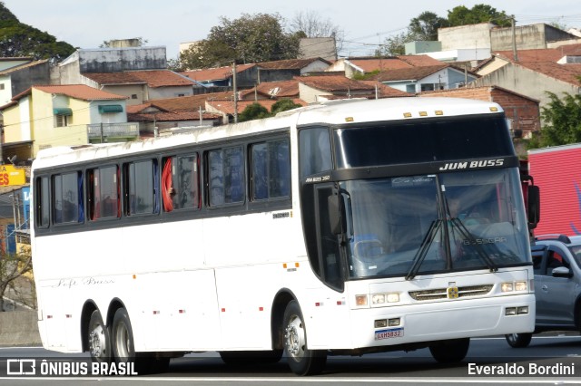 Ônibus Particulares 5132 na cidade de Caçapava, São Paulo, Brasil, por Everaldo Bordini. Número da foto: #10229698.