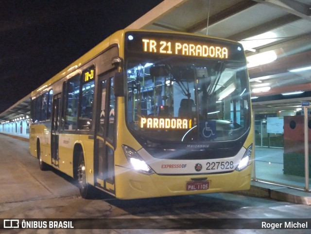 Viação Pioneira 227528 na cidade de Brasília, Distrito Federal, Brasil, por Roger Michel. Número da foto: #10154981.